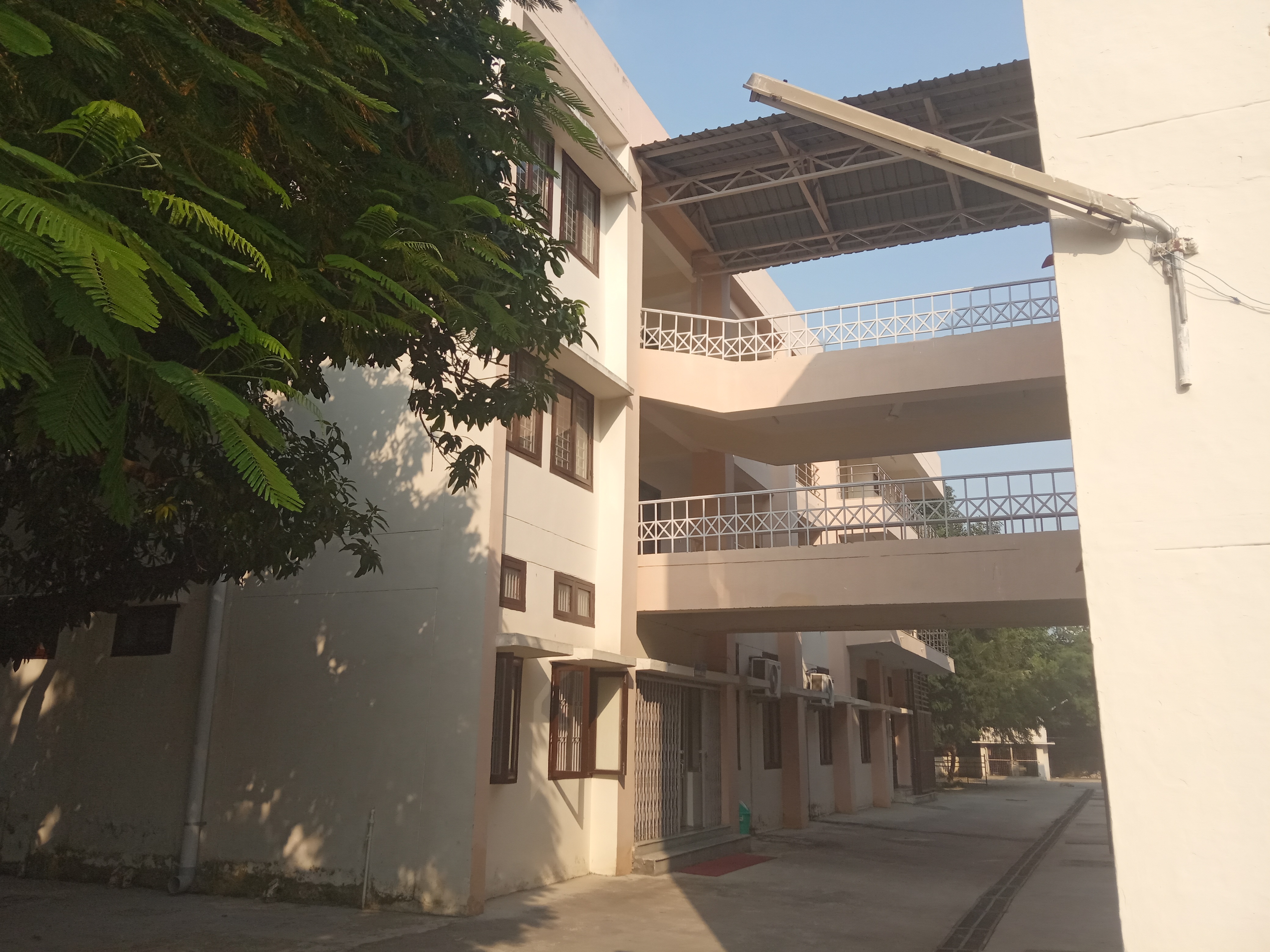 New block connecting to existing building of guest house at each floor level