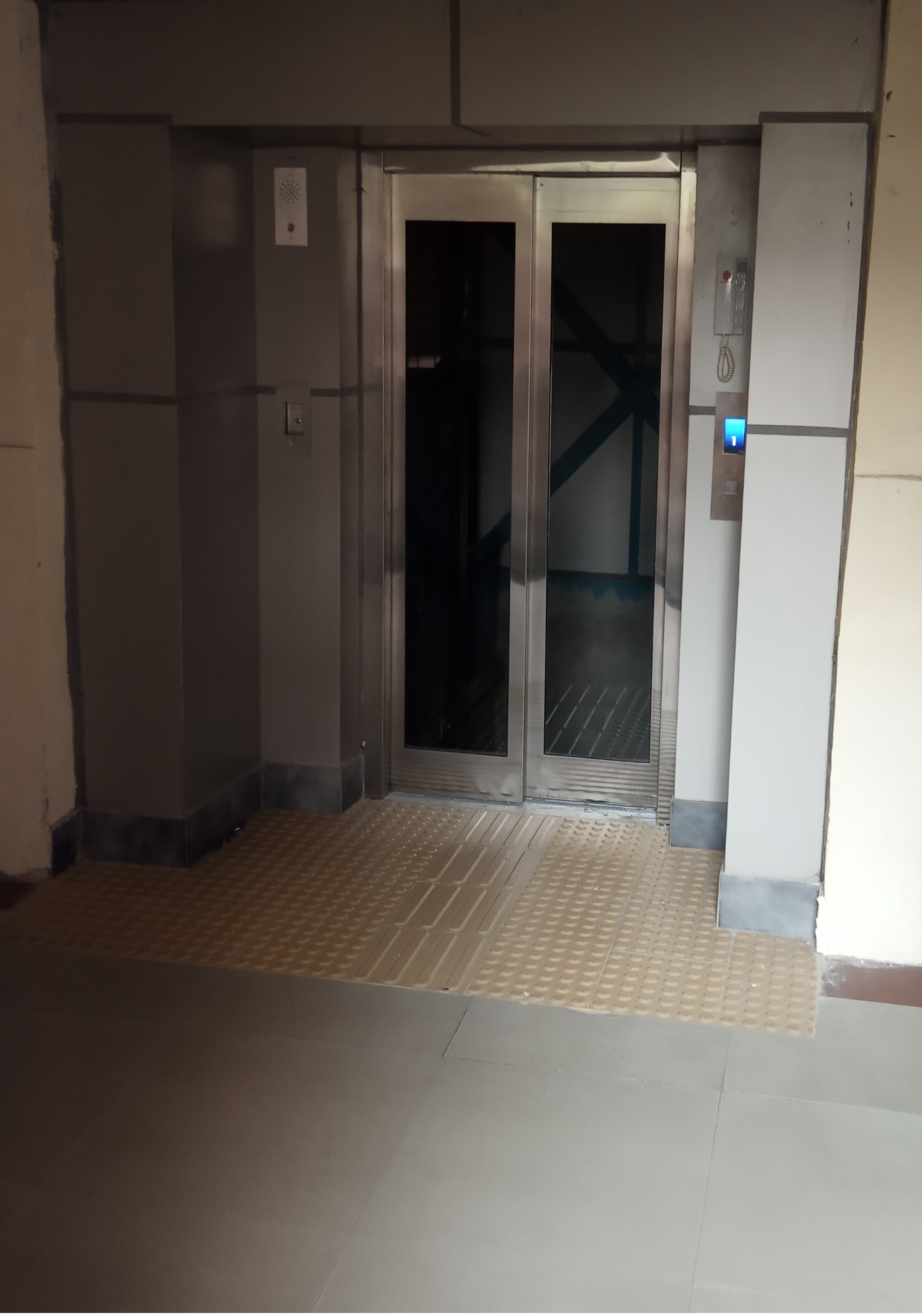Stretcher Lift at Institute Hospital
